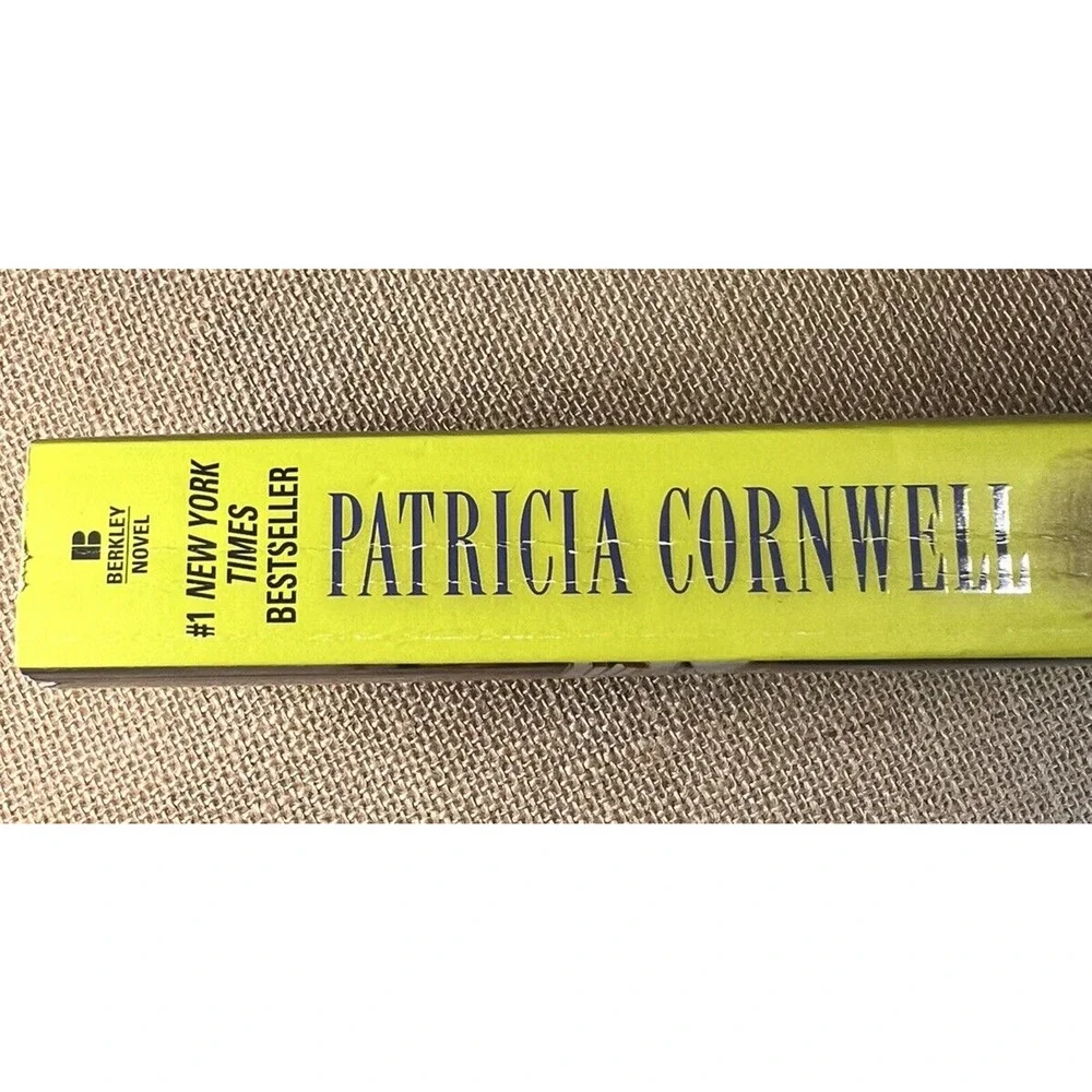 Predator (Dr Kay Scarpetta) by Patricia Cornwell--Paperback--Excellent
